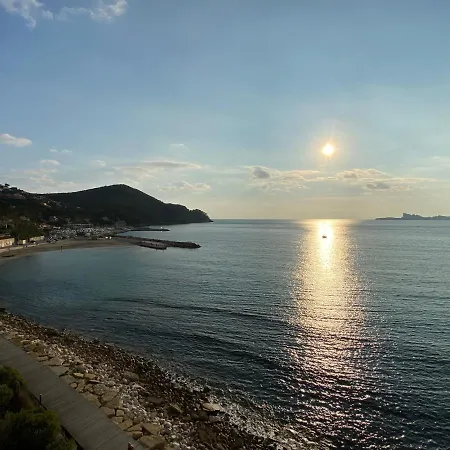 Apartment Studio La Pinede Plage A 150m Clim Place De Parking Privee *